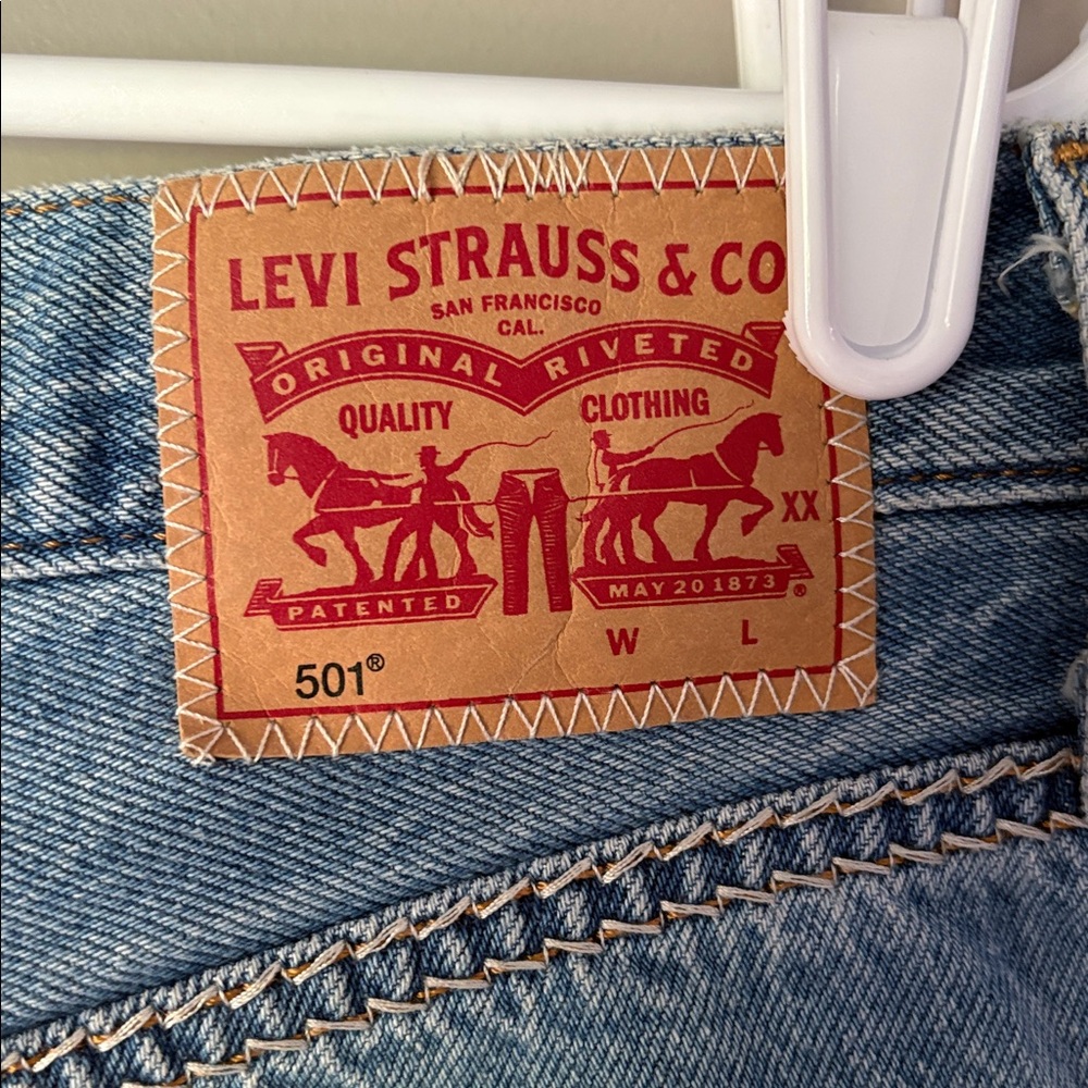 LEVIS 501 Women’s High-Rise Distressed Denim Shorts - Picture 6 of 9